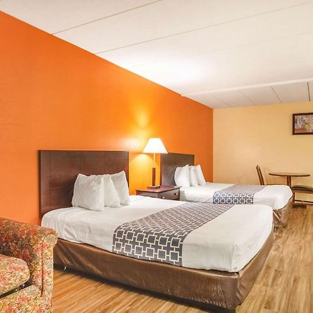 Econo Lodge Inn & Suites Airport Windsor Locks Exterior photo