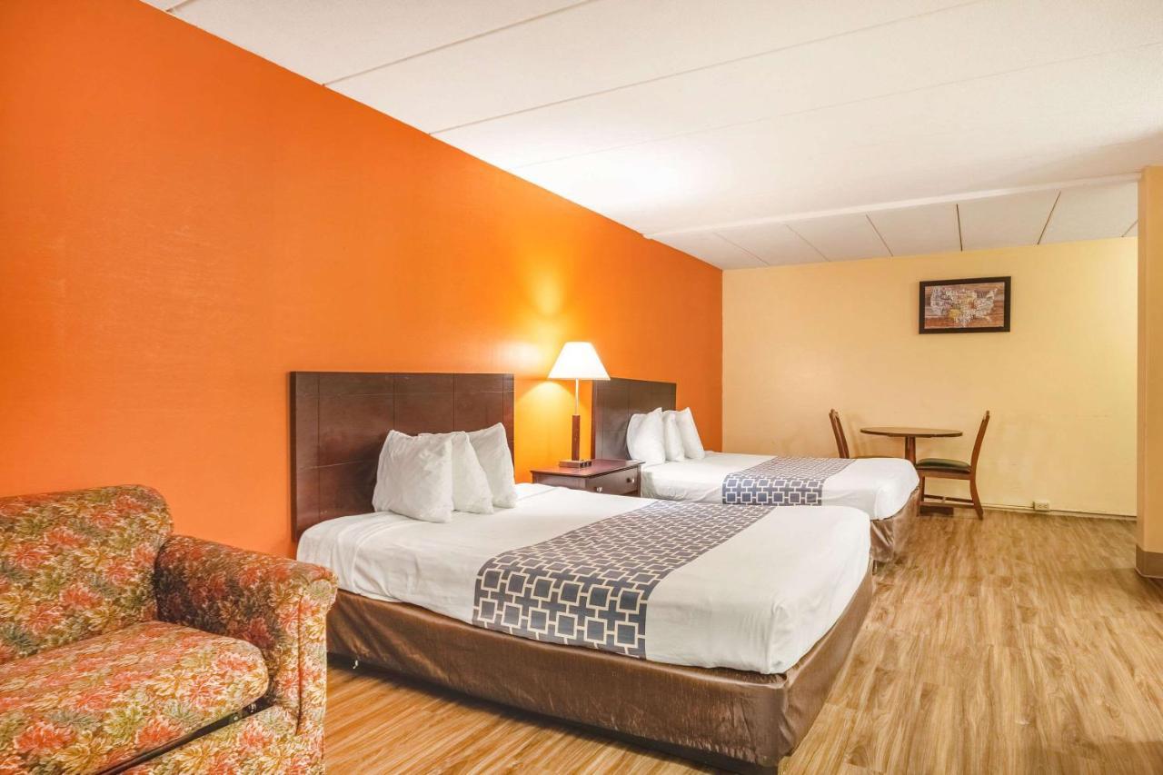 Econo Lodge Inn & Suites Airport Windsor Locks Exterior photo