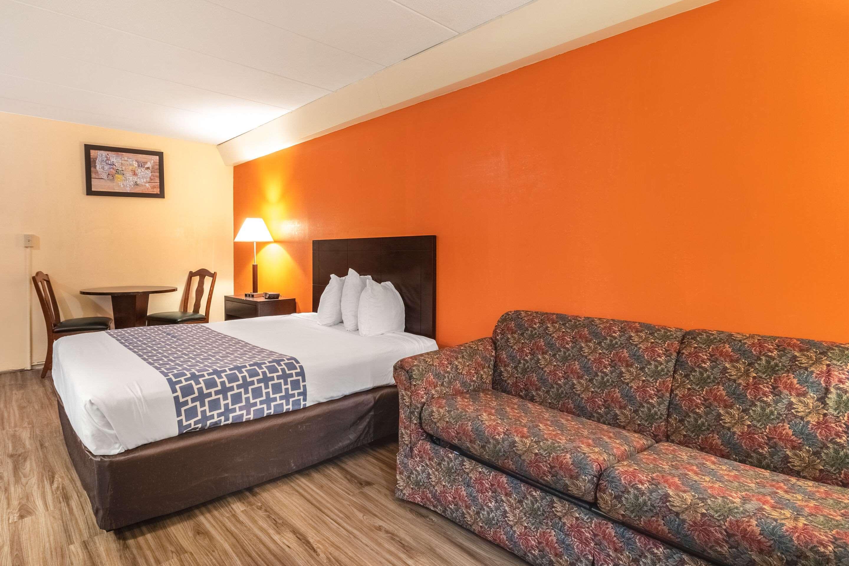Econo Lodge Inn & Suites Airport Windsor Locks Exterior photo