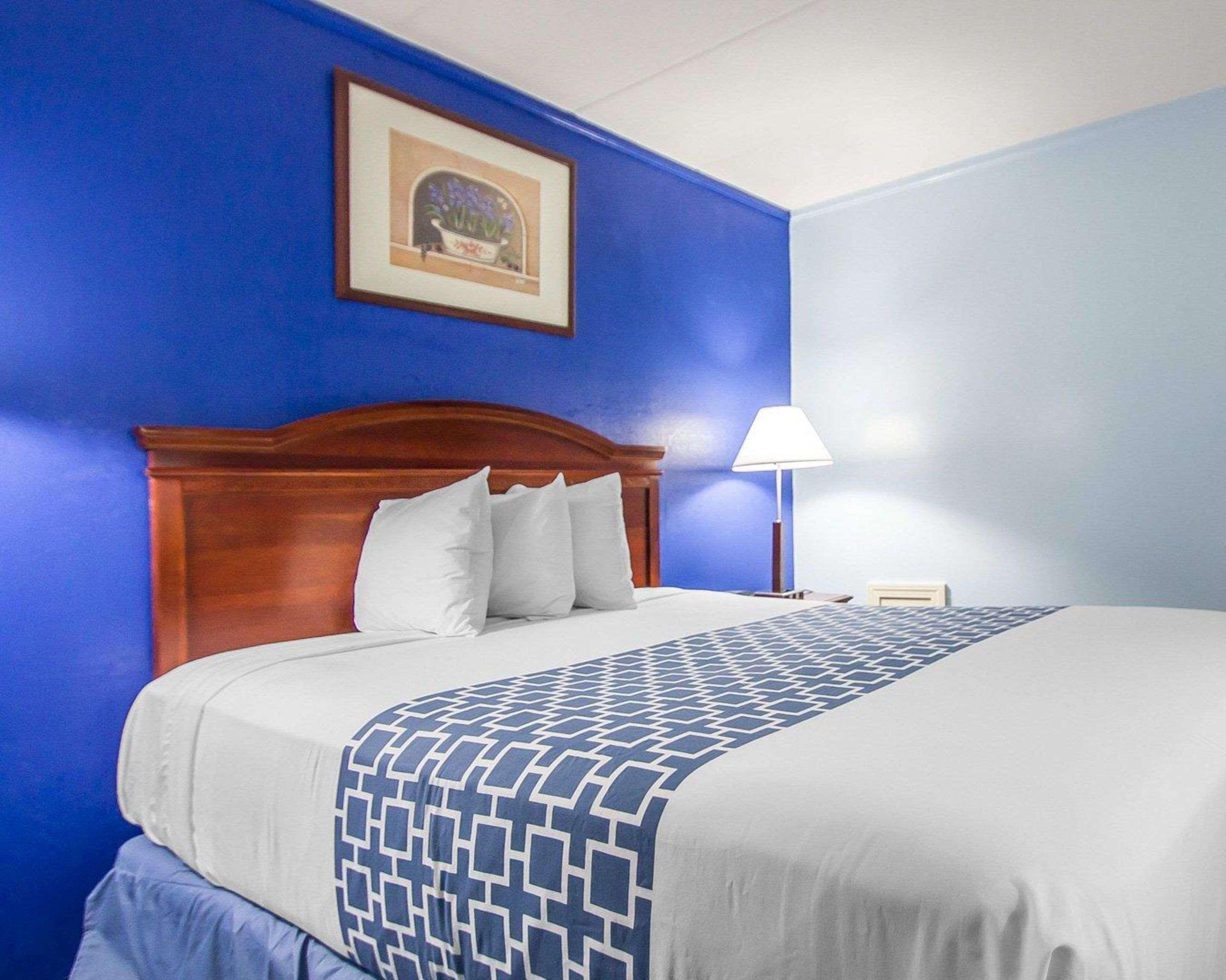Econo Lodge Inn & Suites Airport Windsor Locks Exterior photo