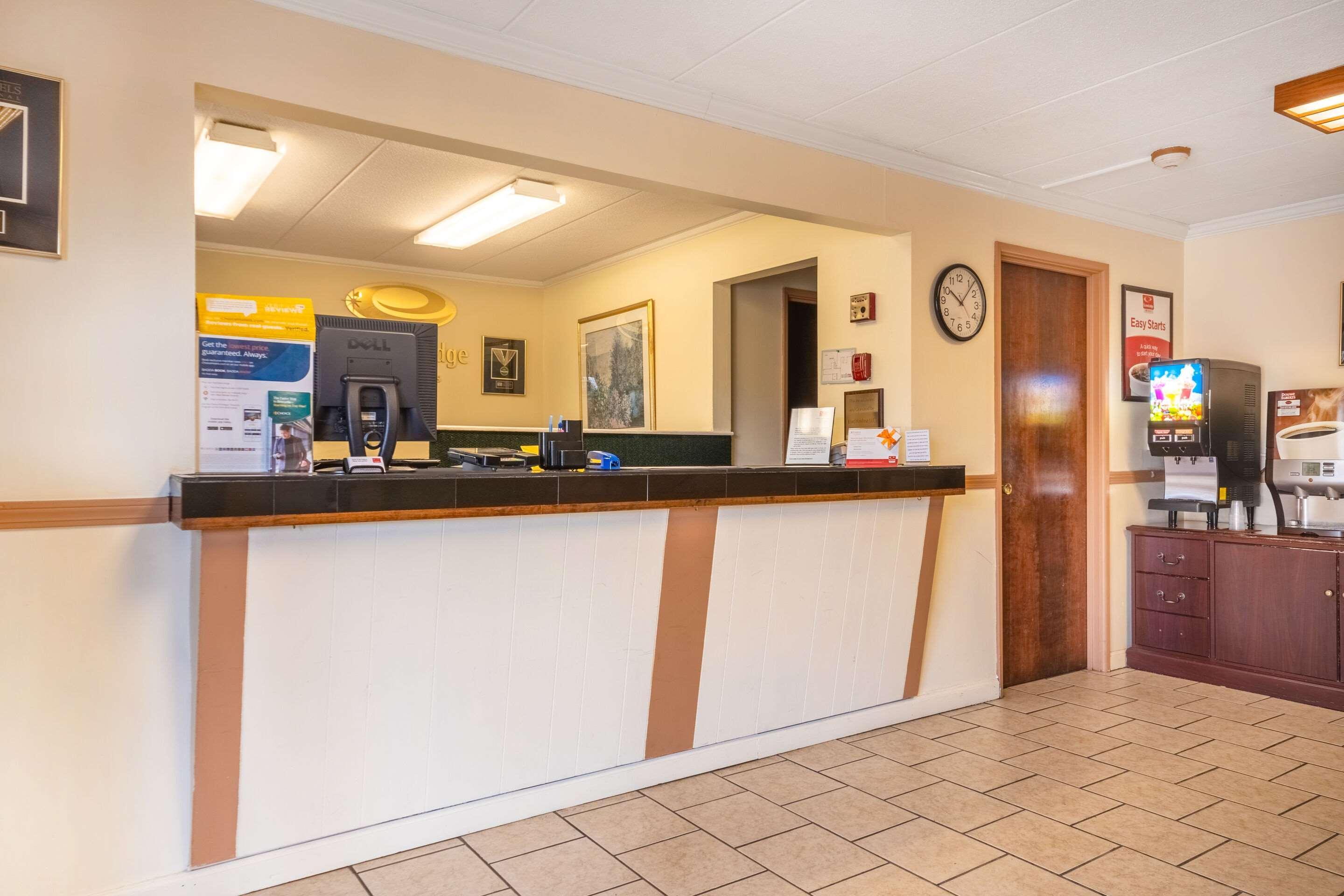 Econo Lodge Inn & Suites Airport Windsor Locks Exterior photo