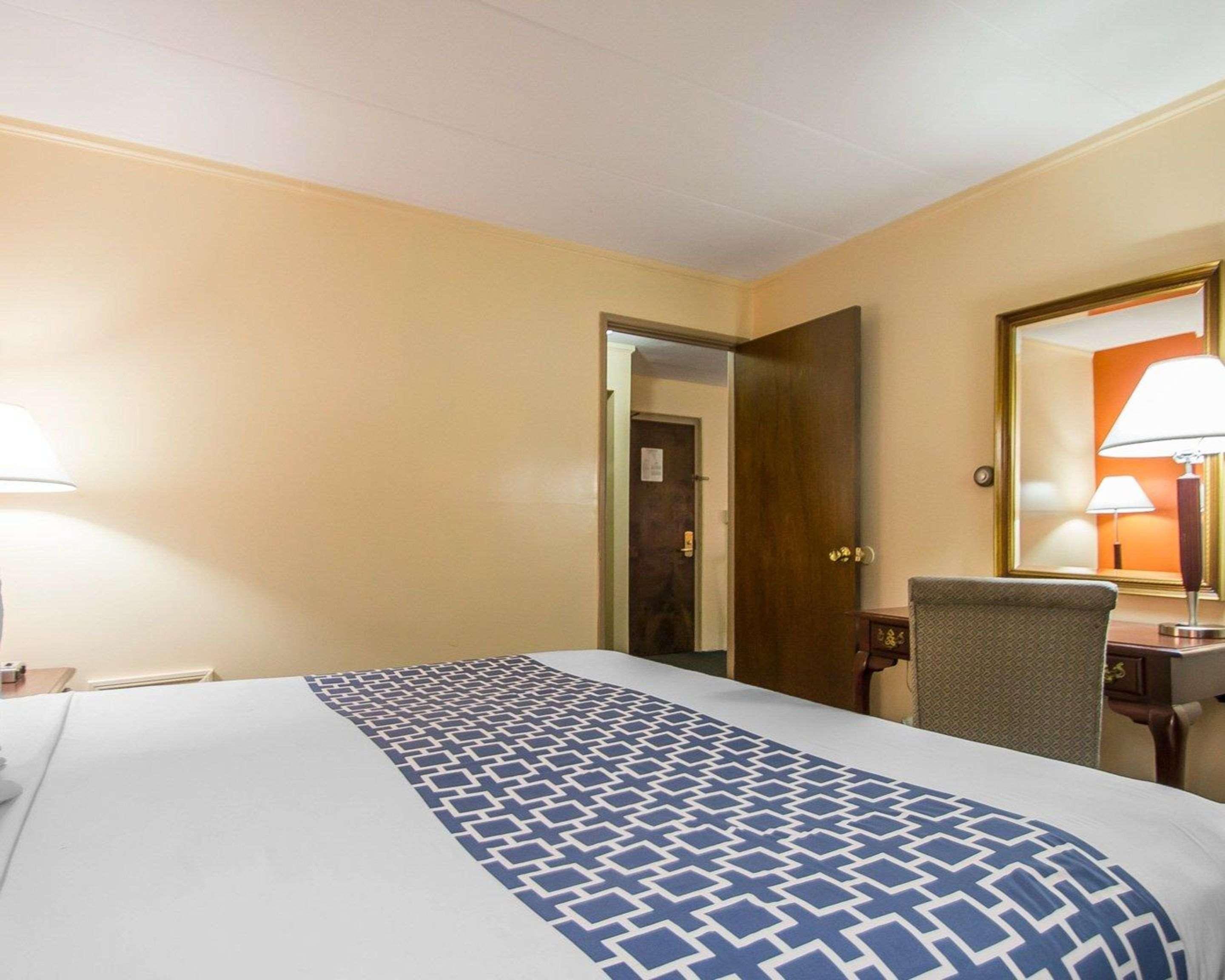 Econo Lodge Inn & Suites Airport Windsor Locks Exterior photo