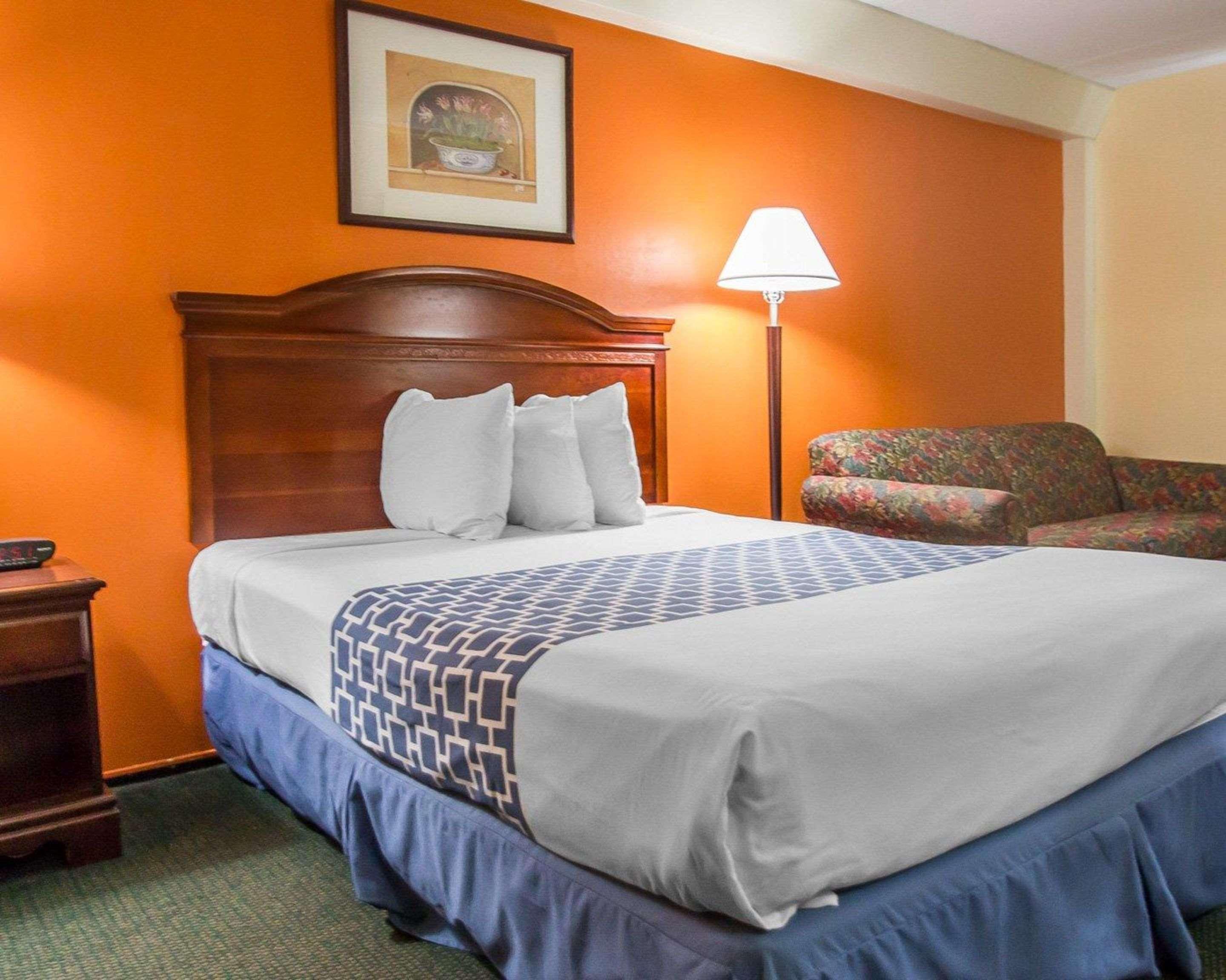 Econo Lodge Inn & Suites Airport Windsor Locks Exterior photo