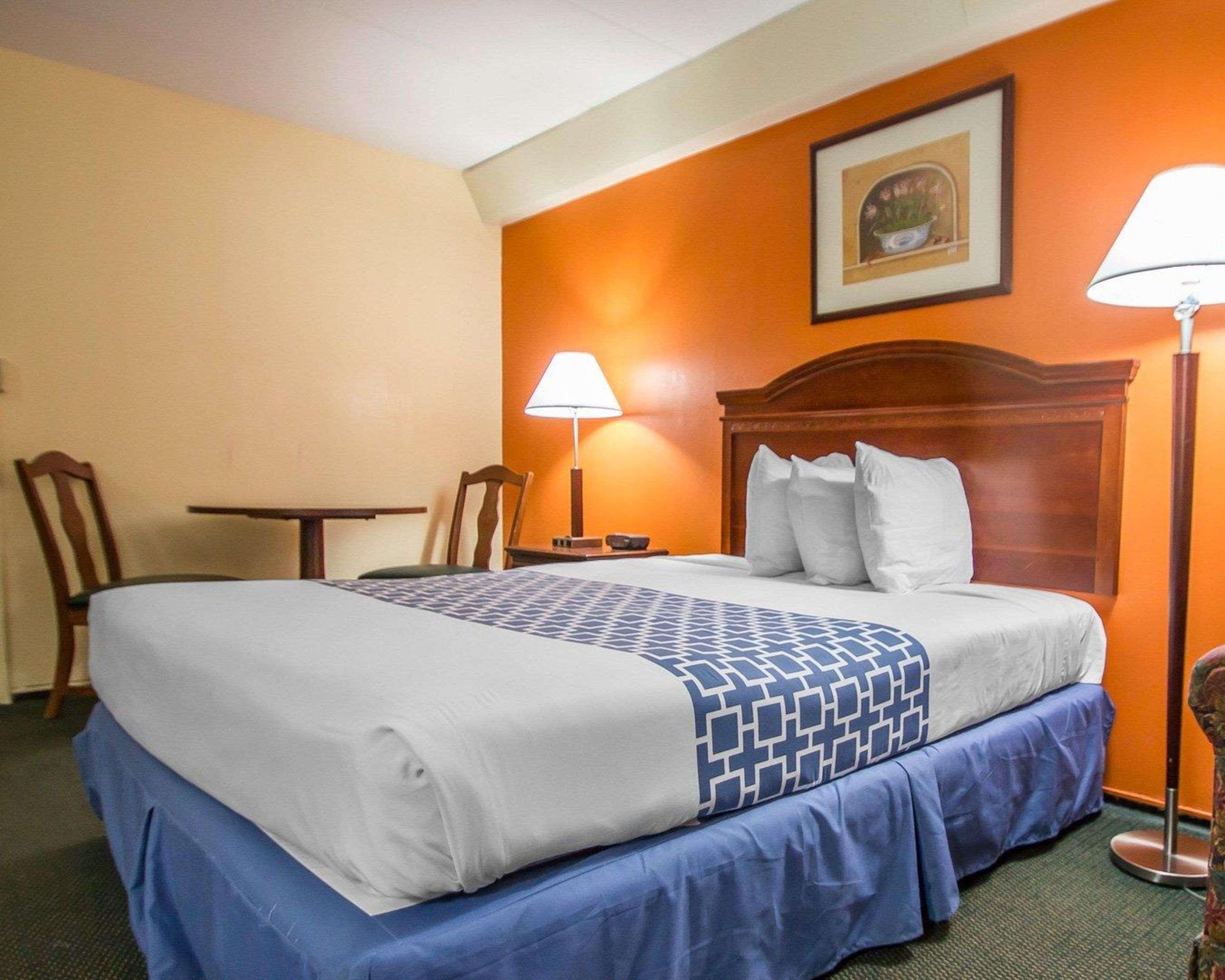 Econo Lodge Inn & Suites Airport Windsor Locks Exterior photo