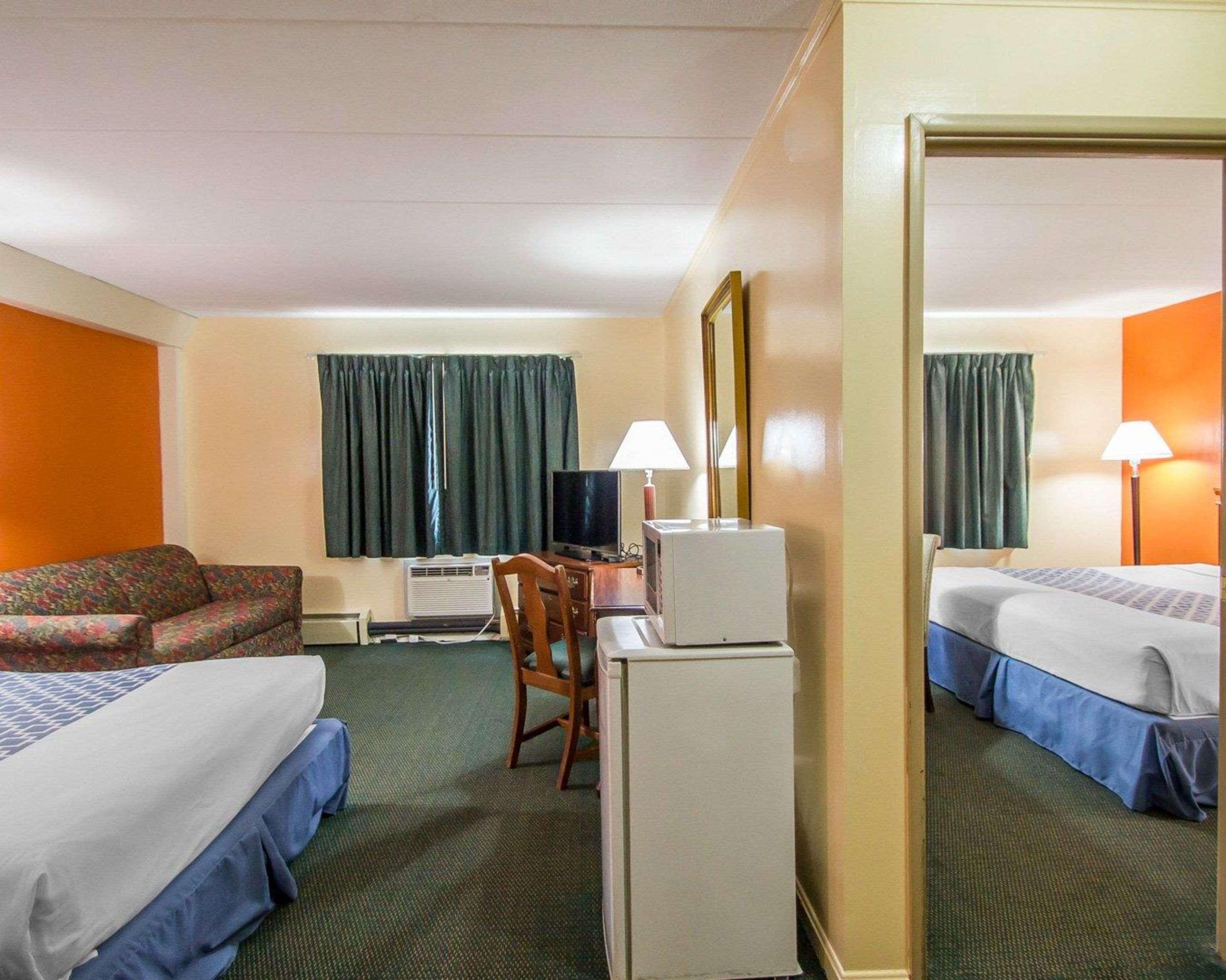 Econo Lodge Inn & Suites Airport Windsor Locks Exterior photo