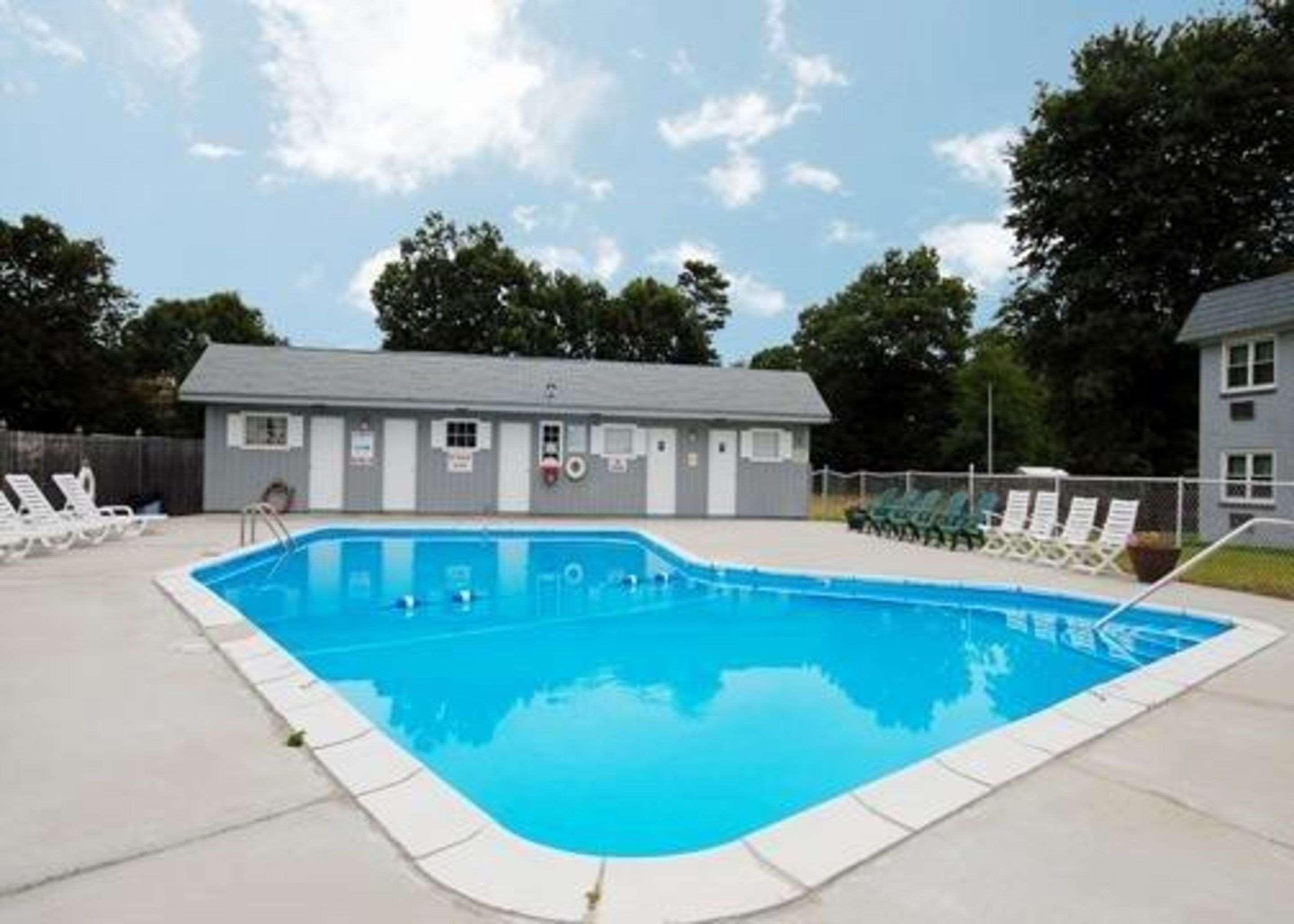 Econo Lodge Inn & Suites Airport Windsor Locks Exterior photo