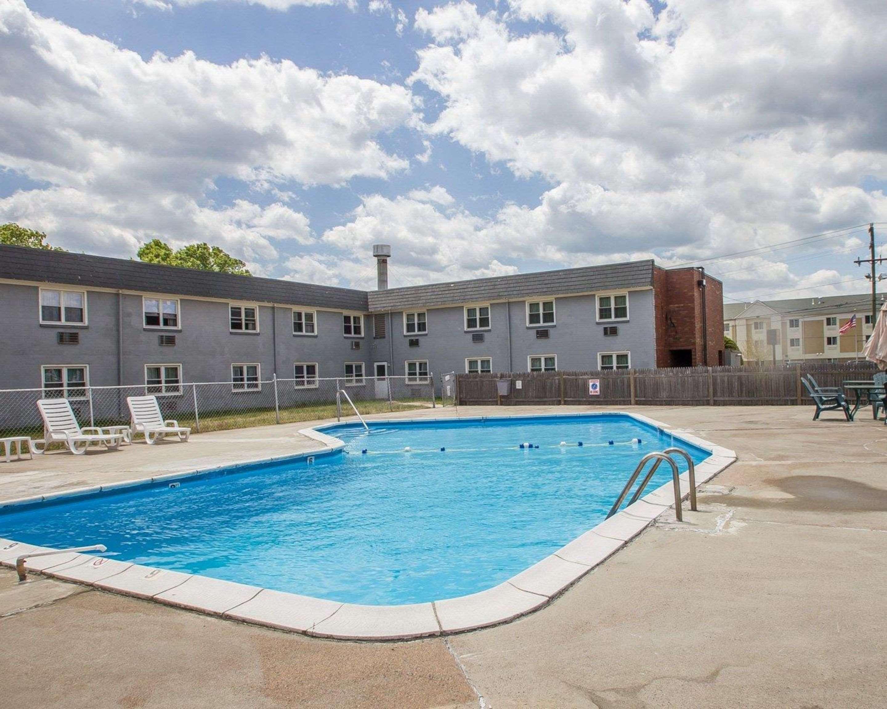 Econo Lodge Inn & Suites Airport Windsor Locks Exterior photo